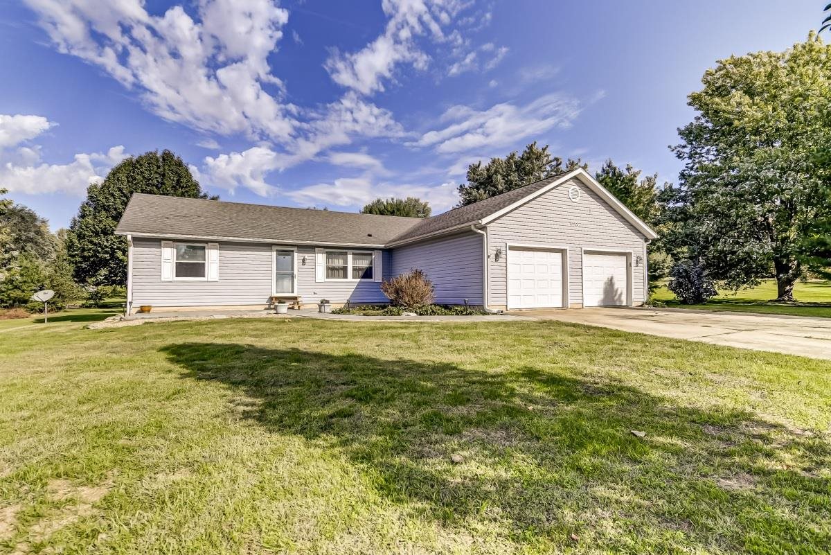 6365 Deer Run Road Rochester, IL 62563 - Photo 1 of 37
