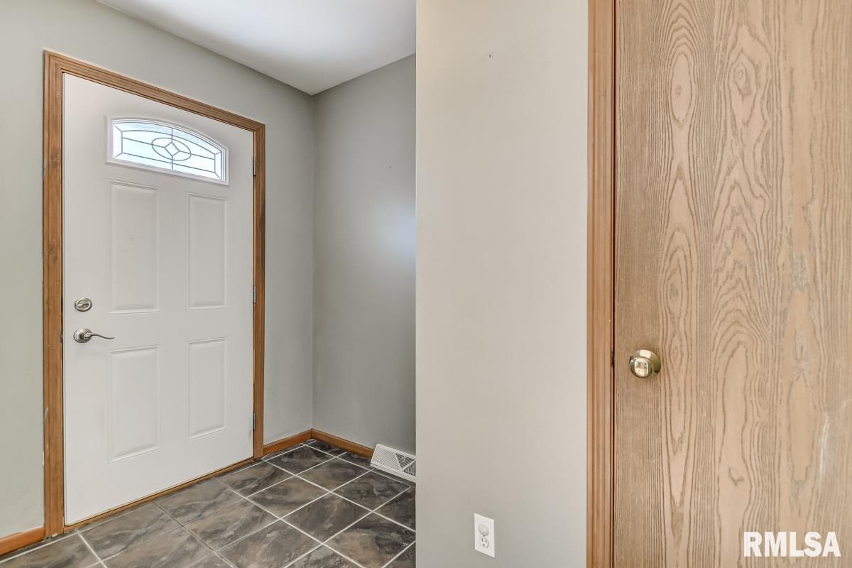 6365 Deer Run Road Rochester, IL 62563 - Photo 2 of 37