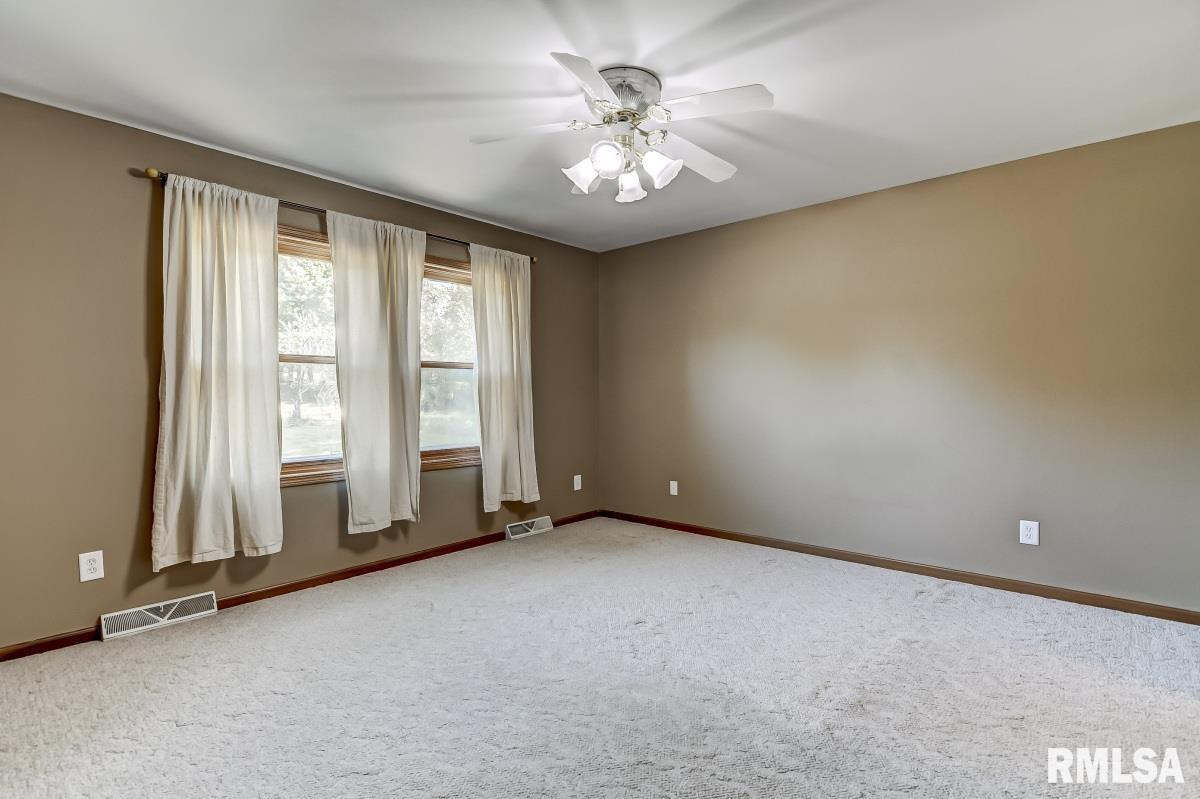 6365 Deer Run Road Rochester, IL 62563 - Photo 14 of 37