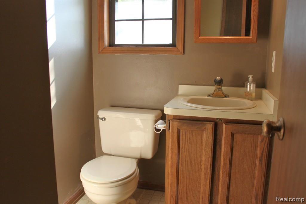 19115 Tipsico Lake Road Fenton, MI 48430 - Photo 14 of 26 Powder Room on Main Level