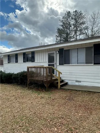 a view of a house with yard and roof