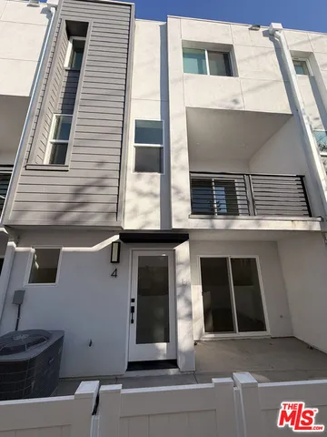 $4,295 | 121 East 223rd Street, Unit 4, Carson, CA 90745