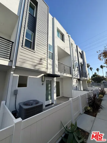 $4,295 | 121 East 223rd Street, Unit 4, Carson, CA 90745