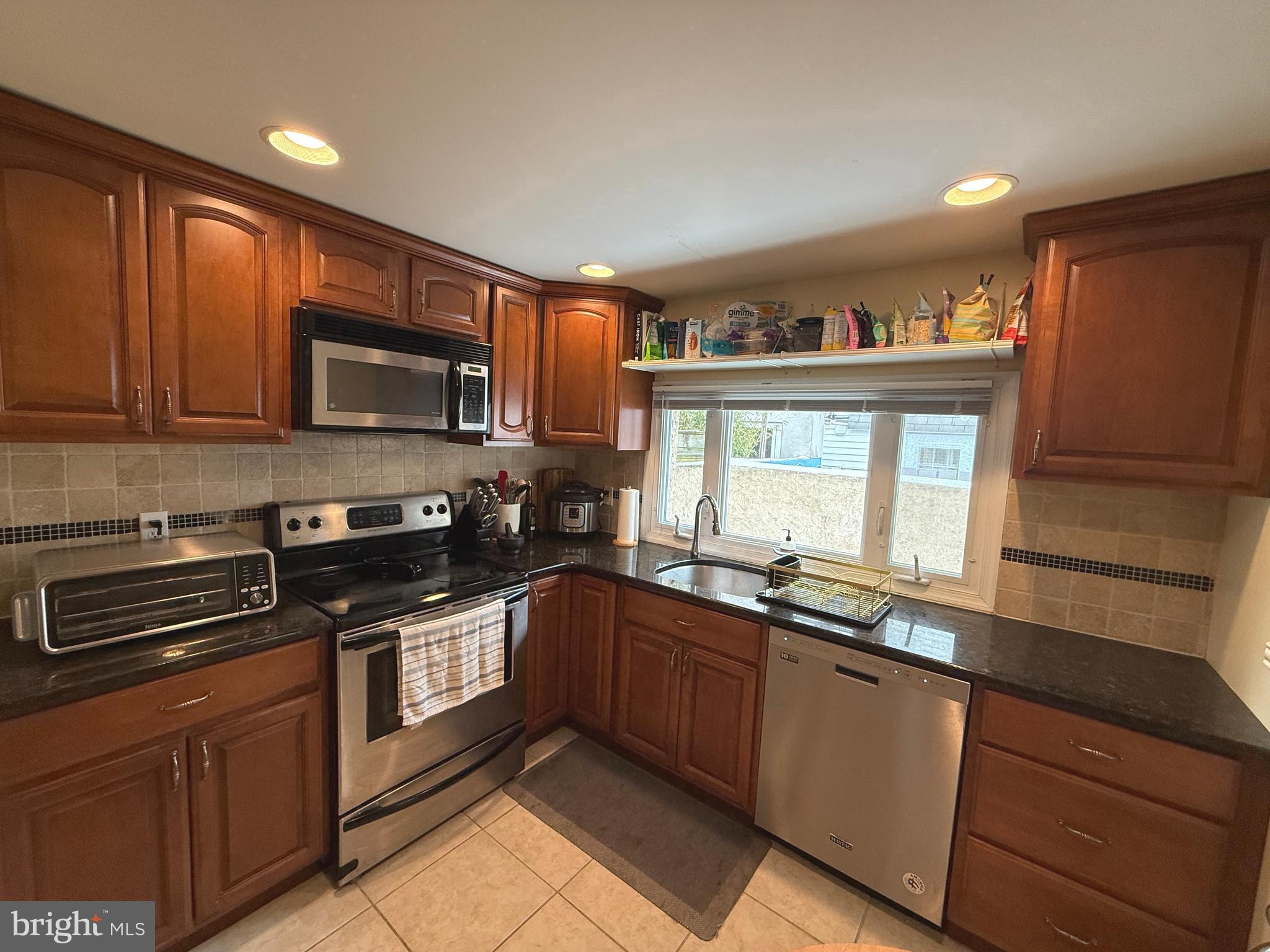 614 South LeCount Street Philadelphia, PA 19146 - Photo 7 of 21