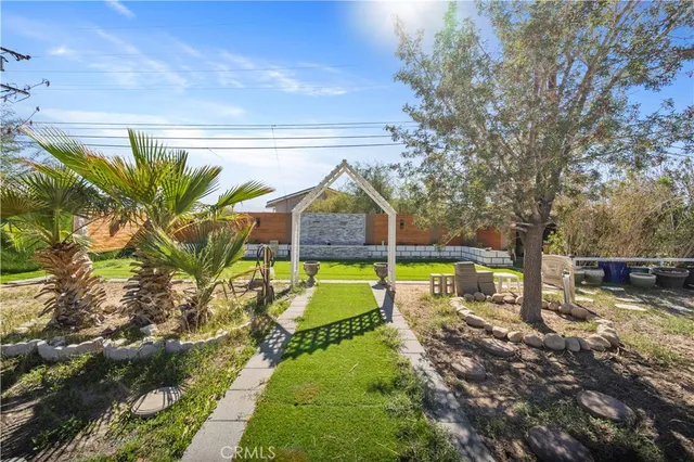 a view of a backyard