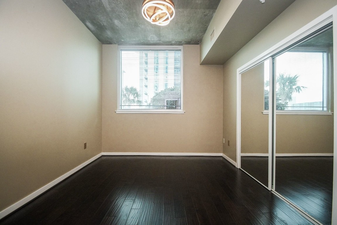 5925 Almeda Road, Unit 10704 Houston, TX 77004 - Photo 11 of 25 Spacious bedroom!