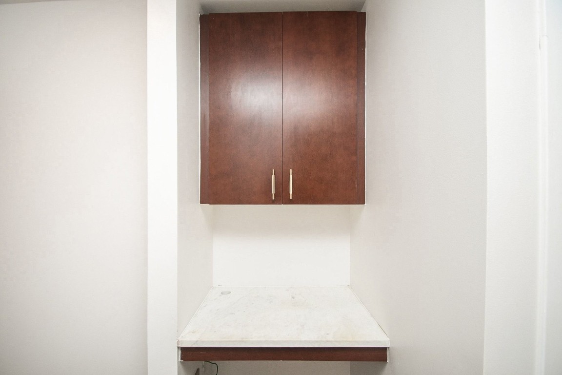 5925 Almeda Road, Unit 10704 Houston, TX 77004 - Photo 18 of 25 Convenient desk area near entry.