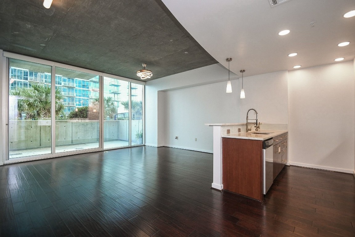 5925 Almeda Road, Unit 10704 Houston, TX 77004 - Photo 2 of 25 Welcome home to this beautiful and well-maintained 1/1 condo ready for move-in.