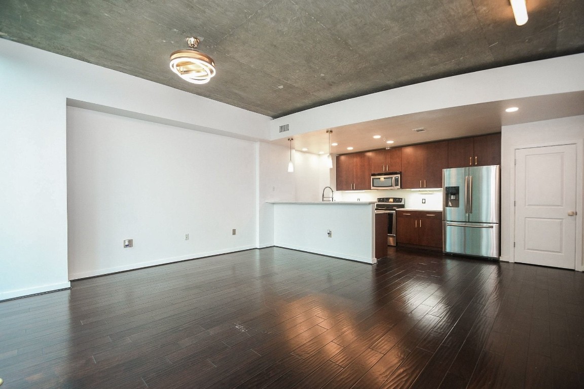 5925 Almeda Road, Unit 10704 Houston, TX 77004 - Photo 5 of 25 Generous living and dining areas connect seamlessly to the kitchen, with a breakfast bar designed for entertaining and everyday dining.