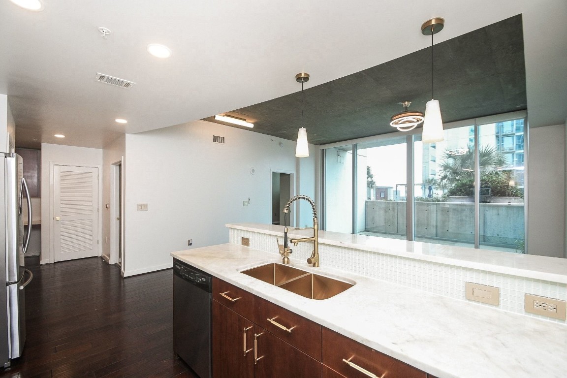 5925 Almeda Road, Unit 10704 Houston, TX 77004 - Photo 6 of 25 Beautiful kitchen with updated fixtures.