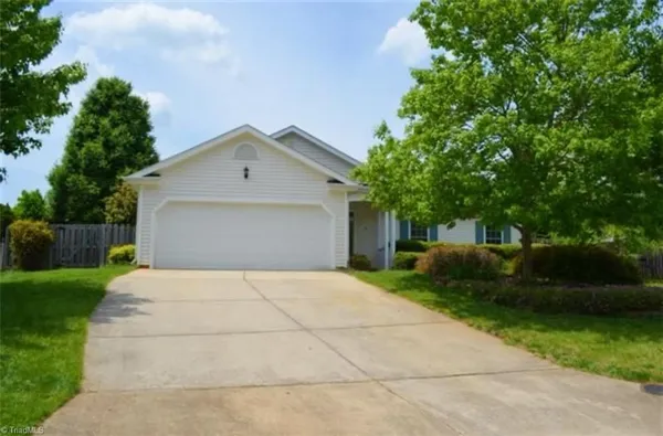 $1,950 | 7 Drakestone Court, Greensboro, NC 27455