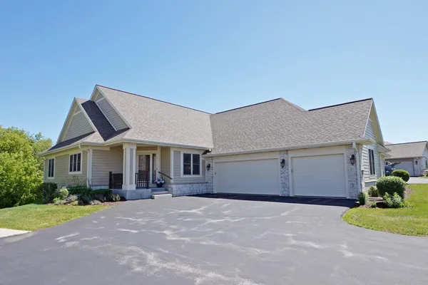 $524,900 | 2914 West Villa Drive, Franklin, WI 53132
