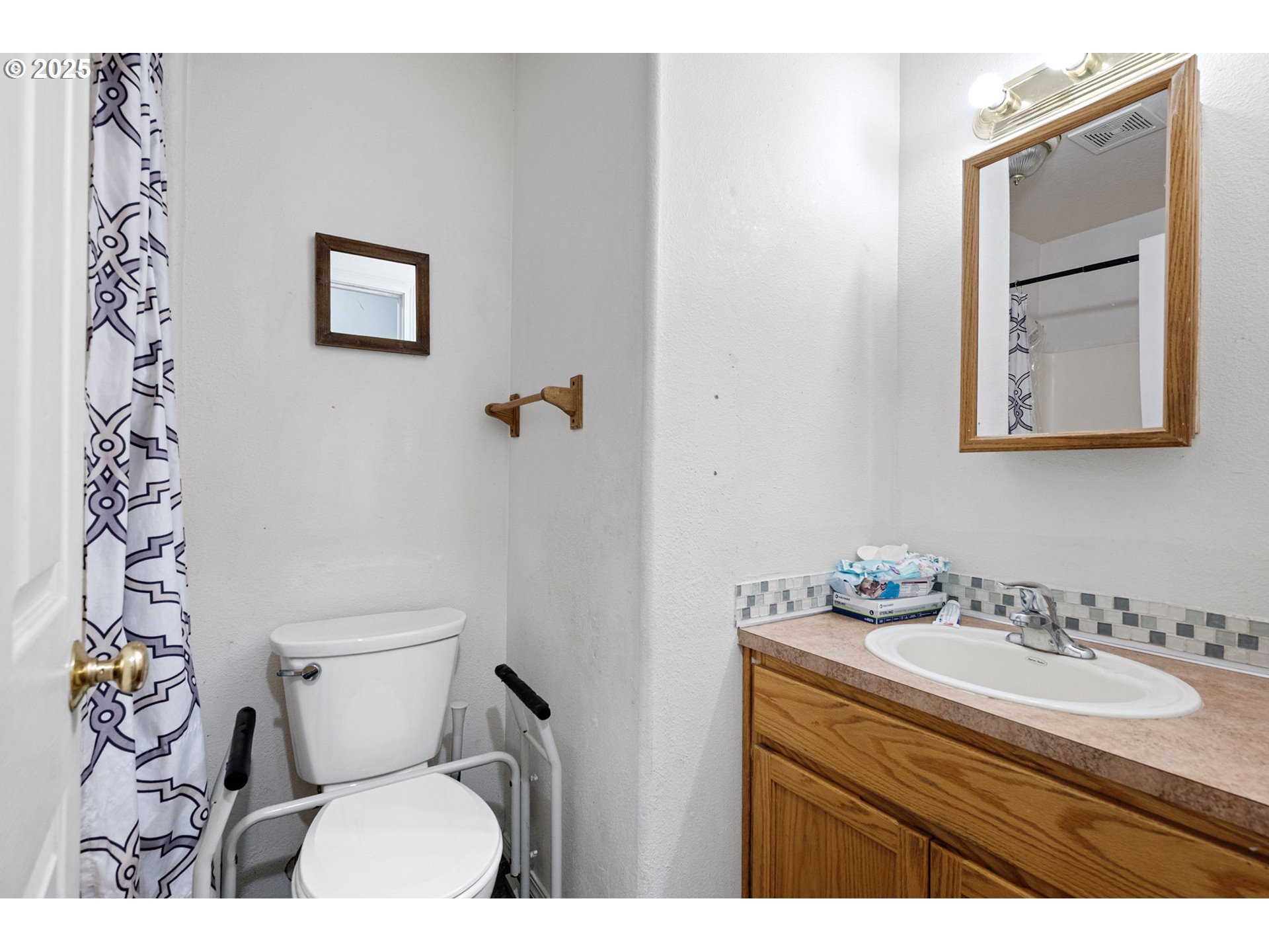 3125 V Street Springfield, OR 97477 - Photo 13 of 19 a bathroom with a toilet sink and mirror