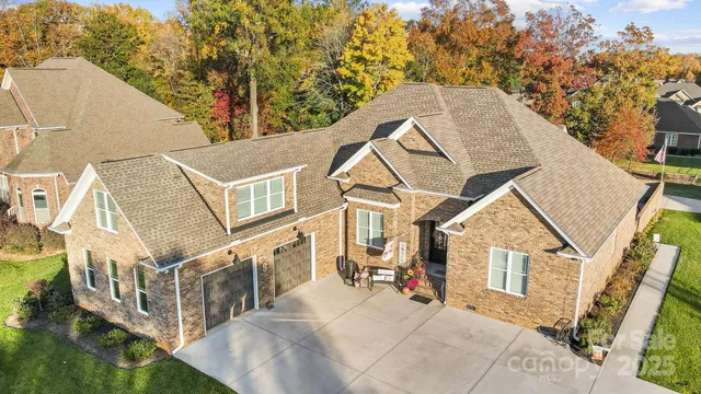 a view of a house with a backyard