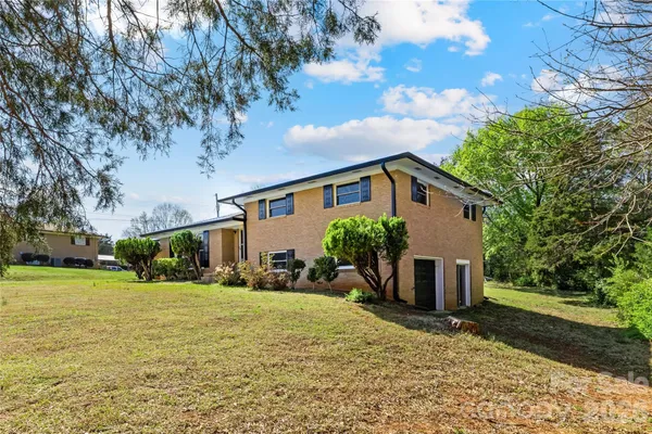 a view of a house with backyard and garden