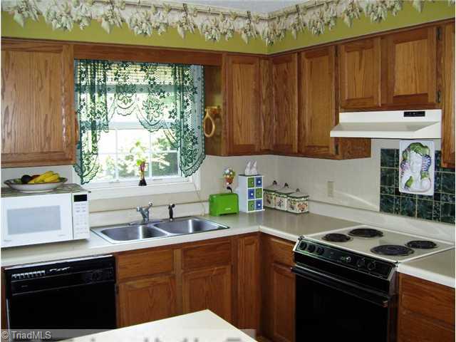 5615 Horse Farm Road Summerfield, NC 27358 - Photo 7 of 15 Kitchen.