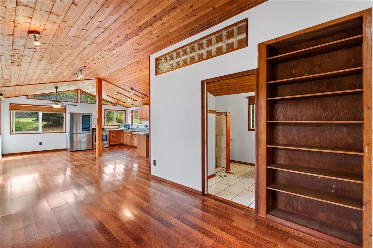 31 Hapapa Road, Unit B Kula, HI 96790 - Photo 29 of 50 a view of front door and bedroom