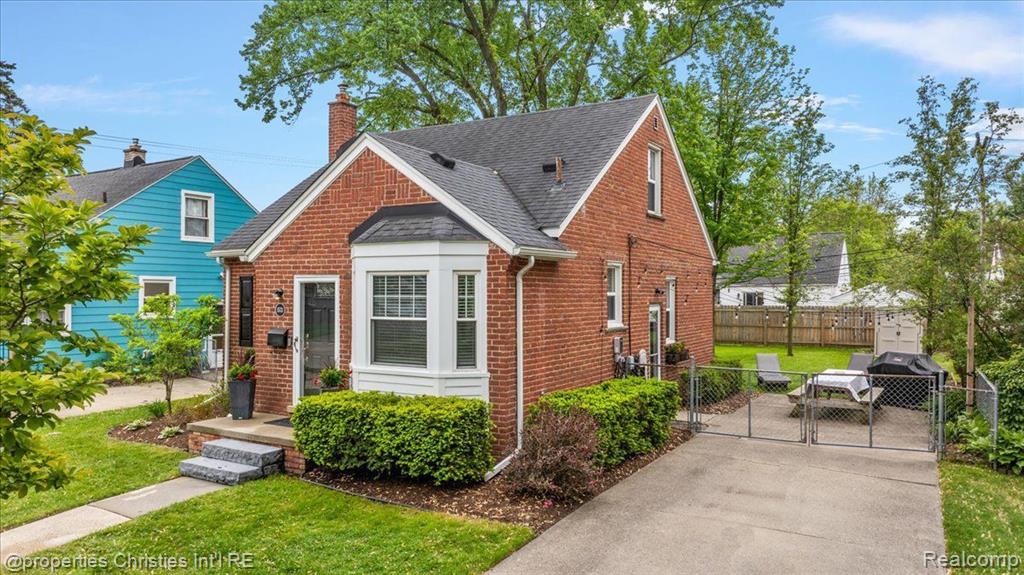 1573 Columbia Road Berkley, MI 48072 - Photo 2 of 38