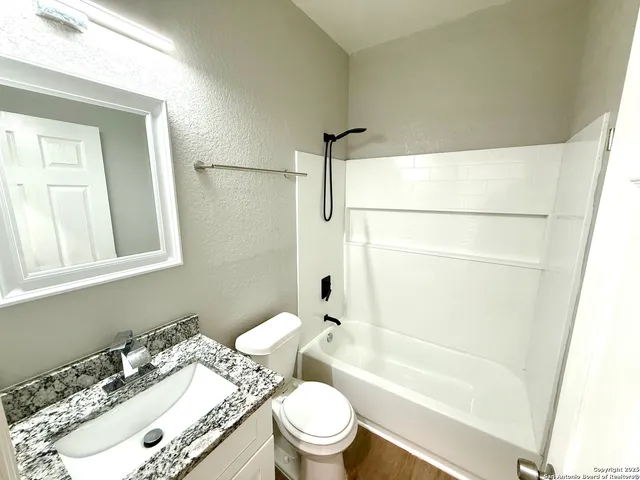 $849 | 2422 West Commerce Street, Unit 3, San Antonio, TX 78207