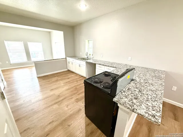 $849 | 2422 West Commerce Street, Unit 3, San Antonio, TX 78207