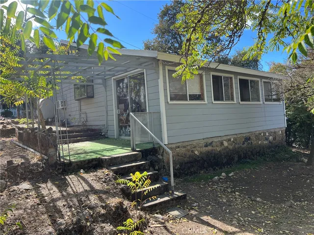 a view of a yard with plants