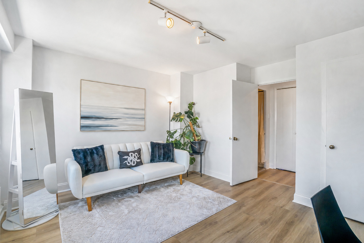 2909 North Sheridan Road, Unit 1702 Chicago, IL 60657 - Photo 12 of 16 Gallery Image 12