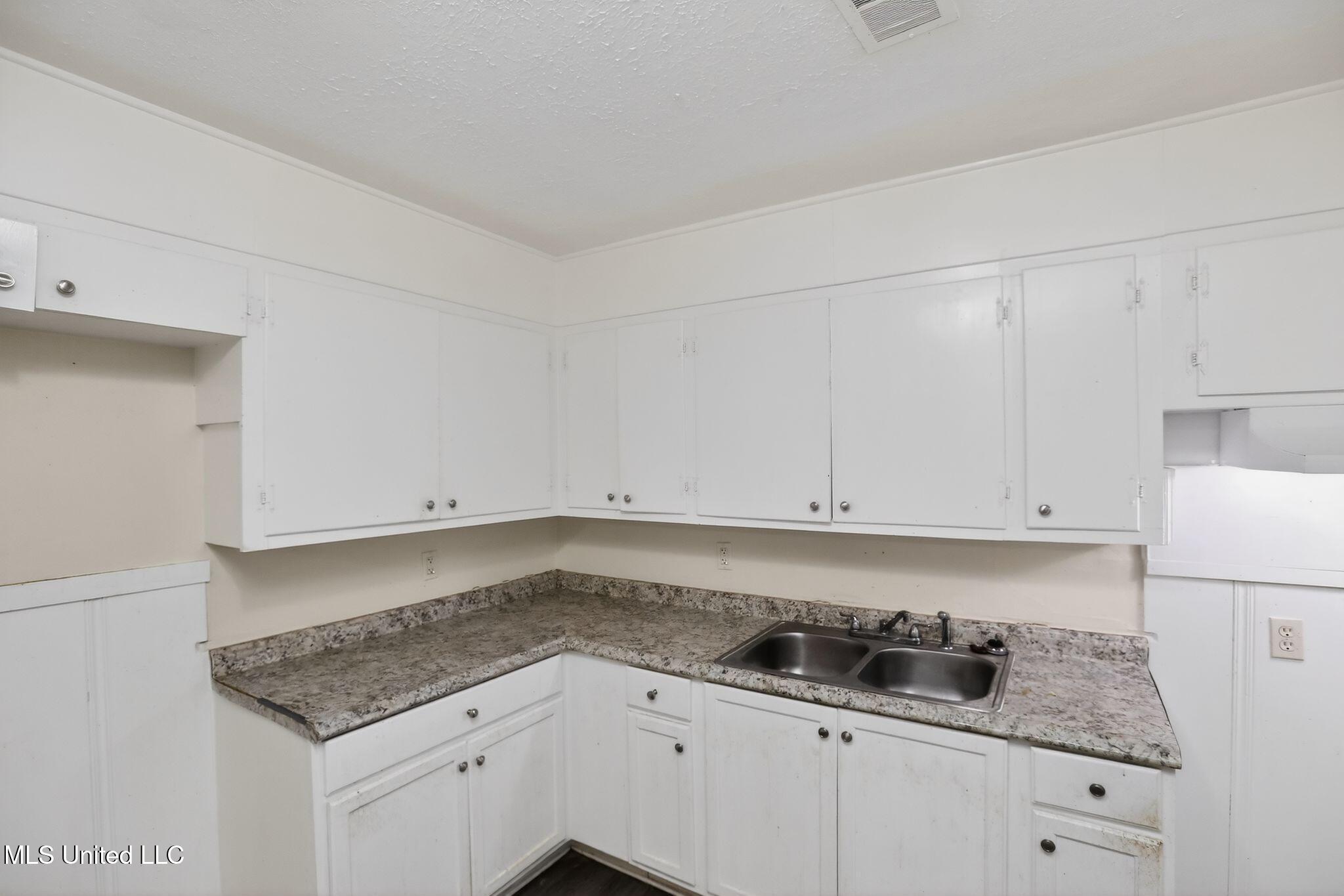 2815 Tara Road Jackson, MS 39212 - Photo 19 of 37 23_2815_Tara_Rd_Jackson_MS_39212-Kitchen
