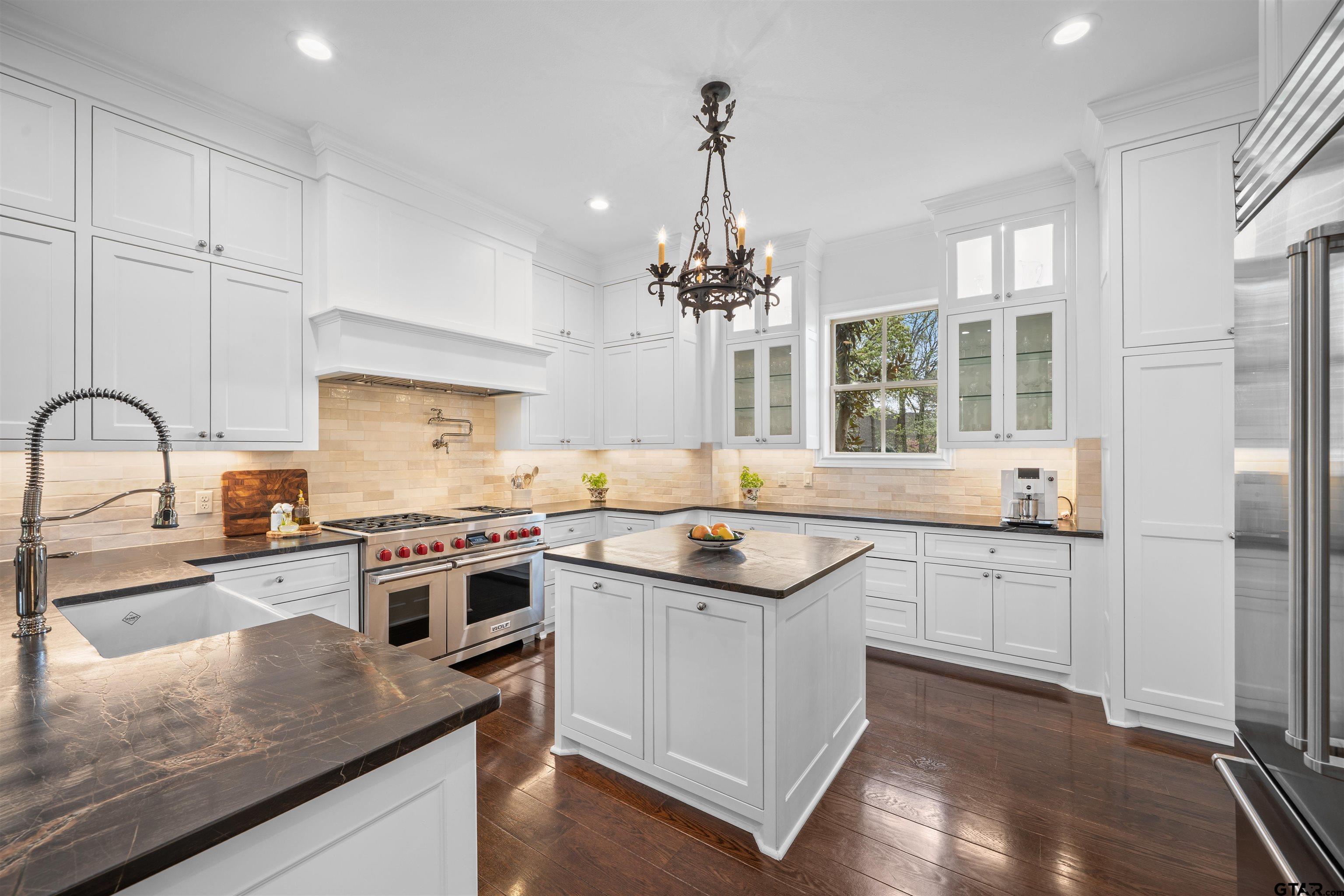 2015 Stonegate Valley Drive Tyler, TX 75703 - Photo 8 of 48