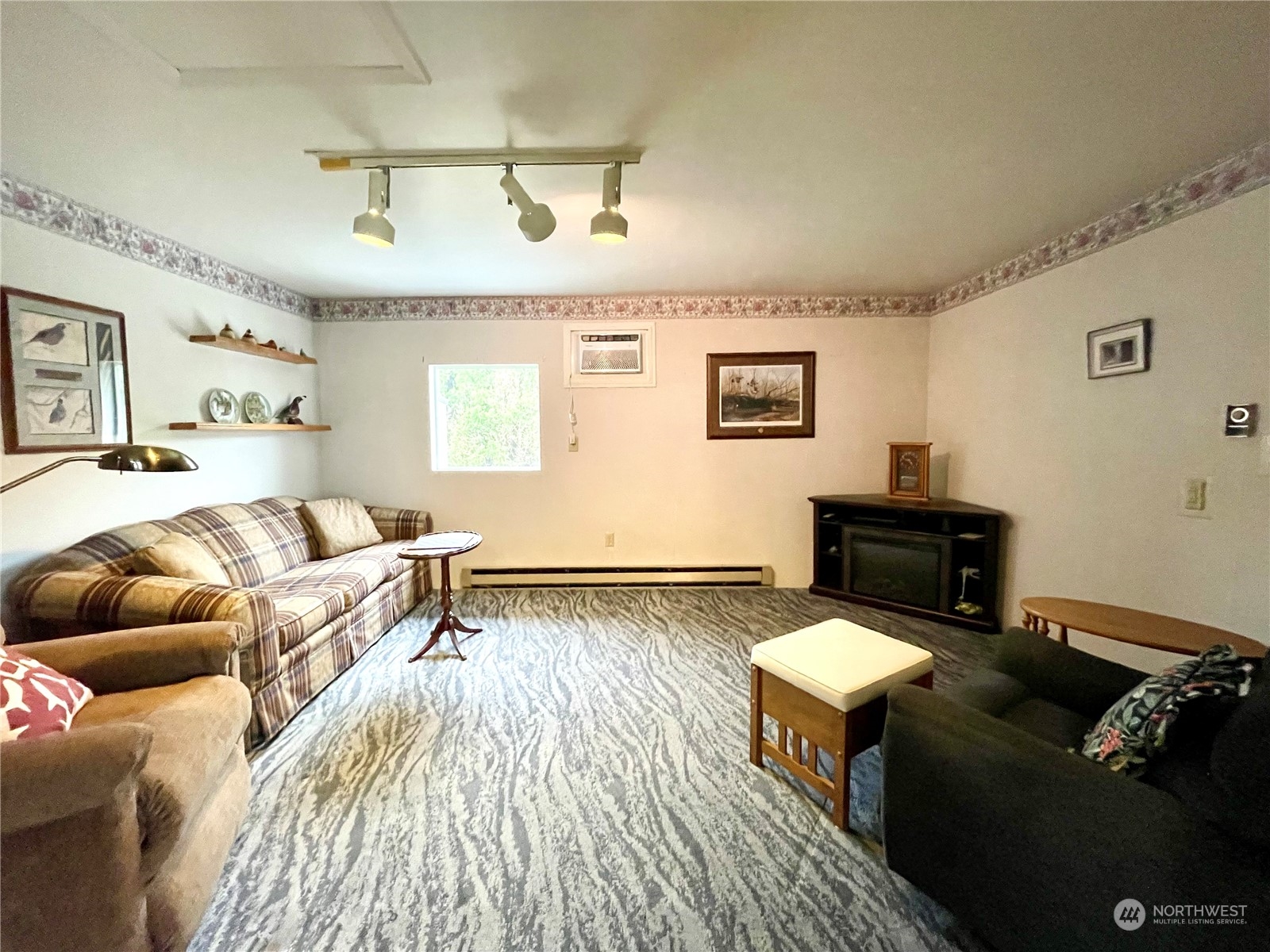 400 Patrick Road Ephrata, WA 98823 - Photo 14 of 38 a living room with furniture and a flat screen tv