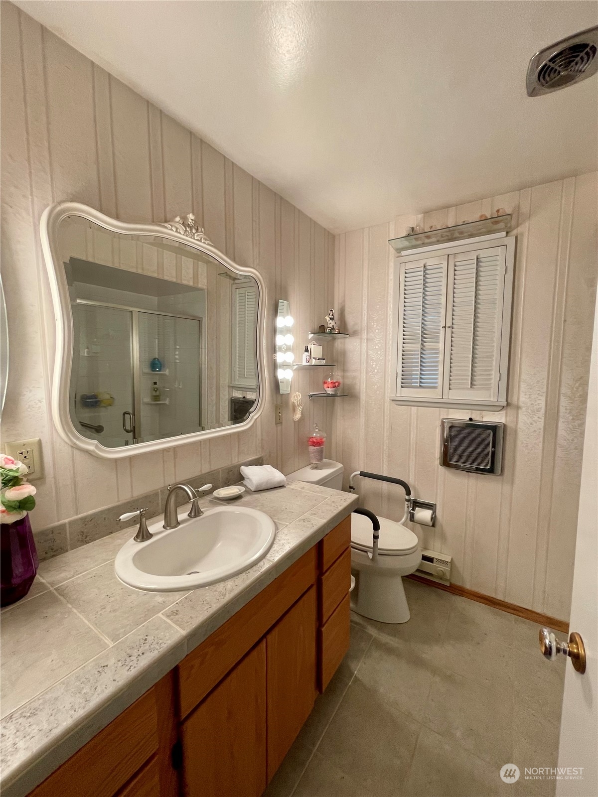 400 Patrick Road Ephrata, WA 98823 - Photo 19 of 38 a bathroom with a sink double vanity and a mirror