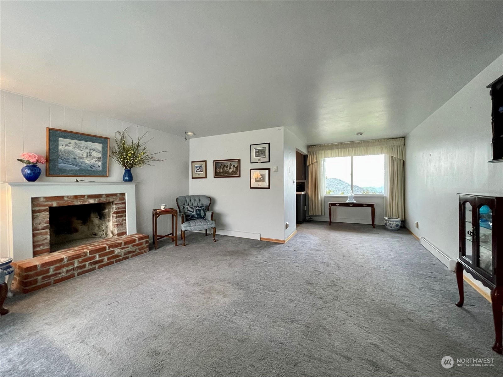 400 Patrick Road Ephrata, WA 98823 - Photo 5 of 38 a living room with furniture and a fireplace