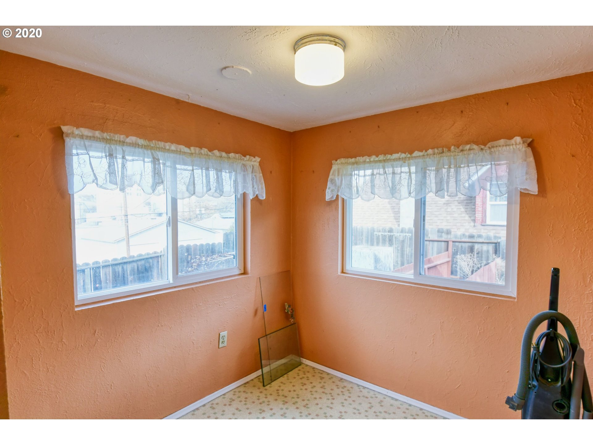 604 Southeast 3rd Street Pendleton, OR 97801 - Photo 12 of 32