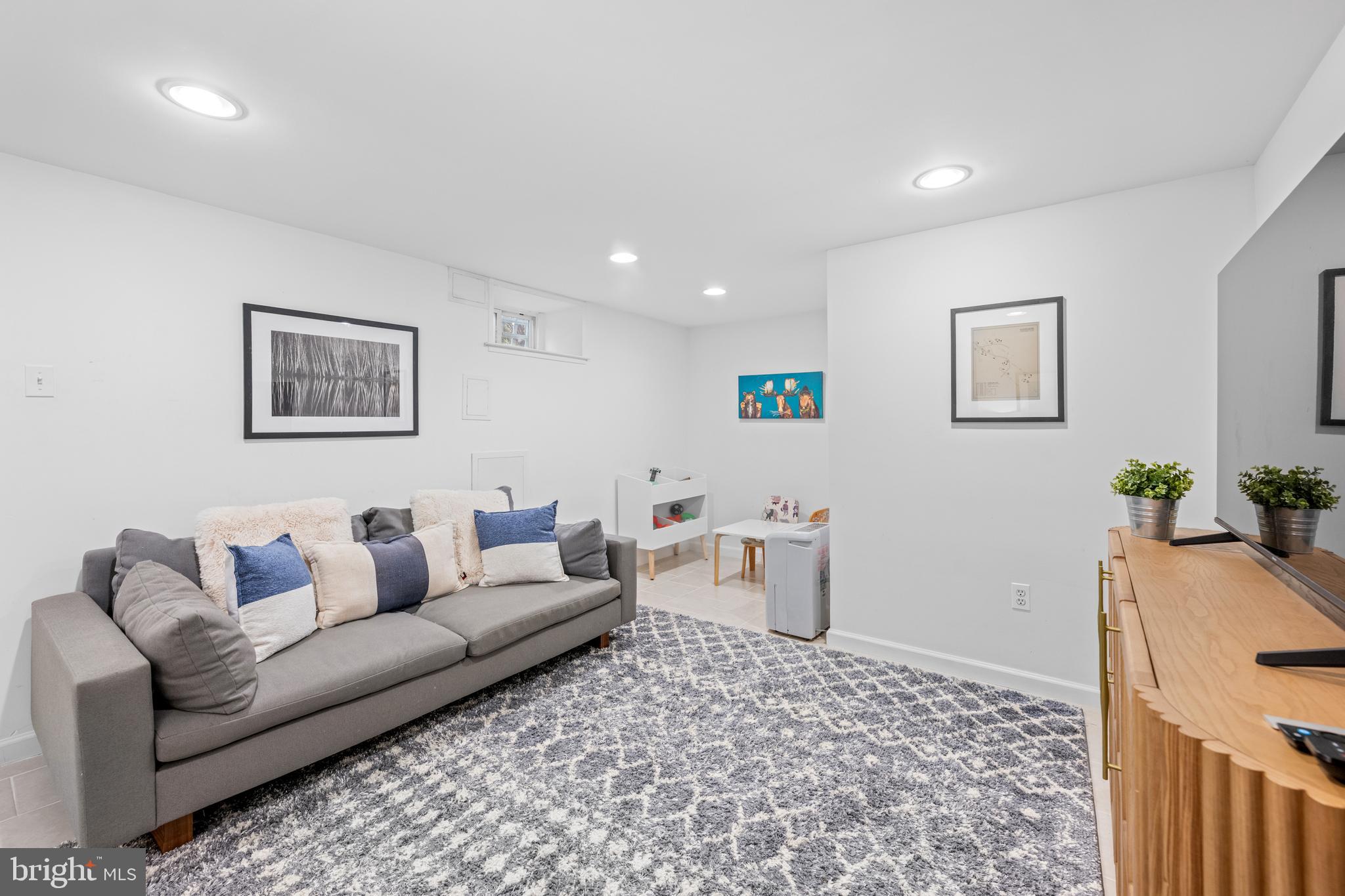 124 Deepdale Road Wayne, PA 19087 - Photo 31 of 35 a living room with furniture and a couch
