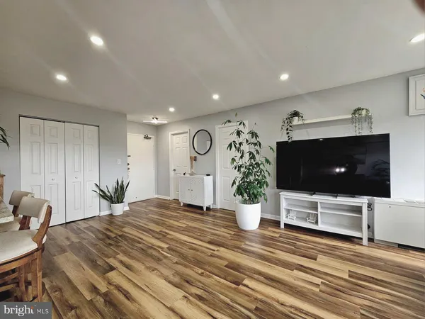 $220,000 | 6641 Wakefield Drive, Unit 712, Alexandria, VA 22307