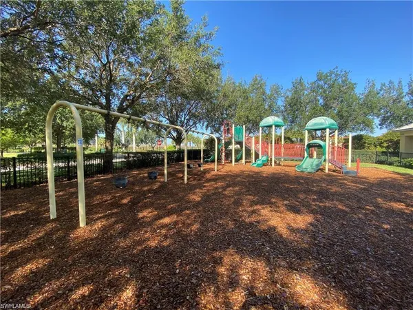 a view of back yard of the house