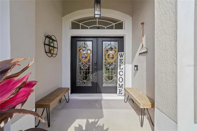 a view of an entryway with a livingroom