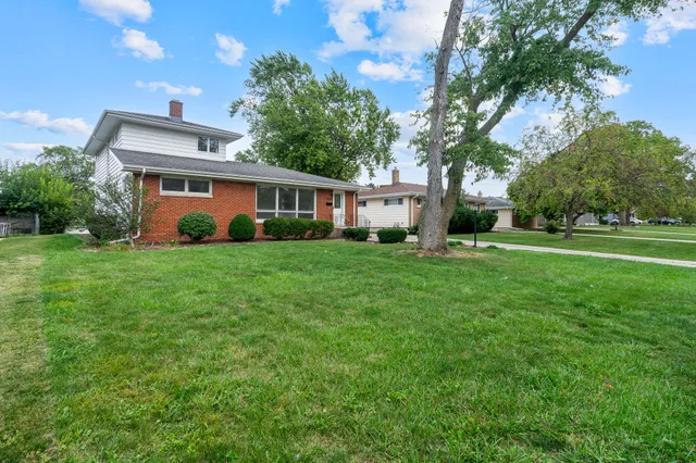 a view of a house with a yard