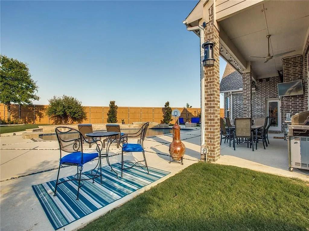 6688 Excelsior Place Frisco, TX 75035 - Photo 36 of 37 a view of a chairs and tables in the patio