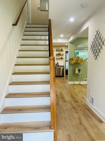 a view of entryway front of a house