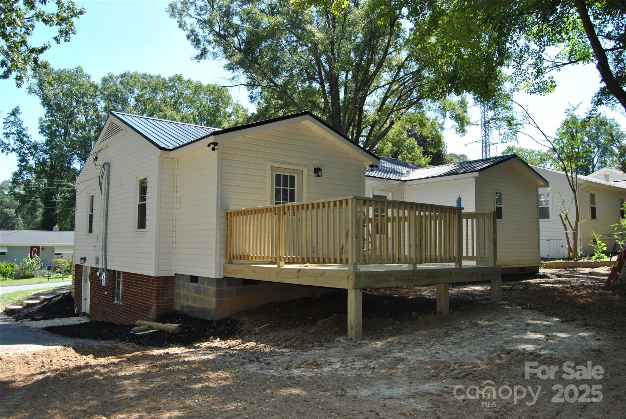 1737 Findlay Street Gastonia, NC 28052 - Photo 29 of 35 a backyard of a house