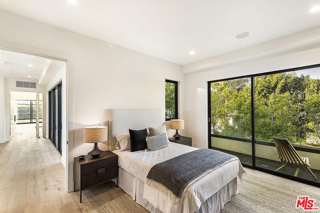 8566 Colgate Avenue Los Angeles, CA 90048 - Photo 15 of 22 a bedroom with a bed and large window