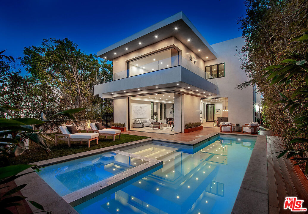 8566 Colgate Avenue Los Angeles, CA 90048 - Photo 19 of 22 a view of a house with swimming pool and sitting area
