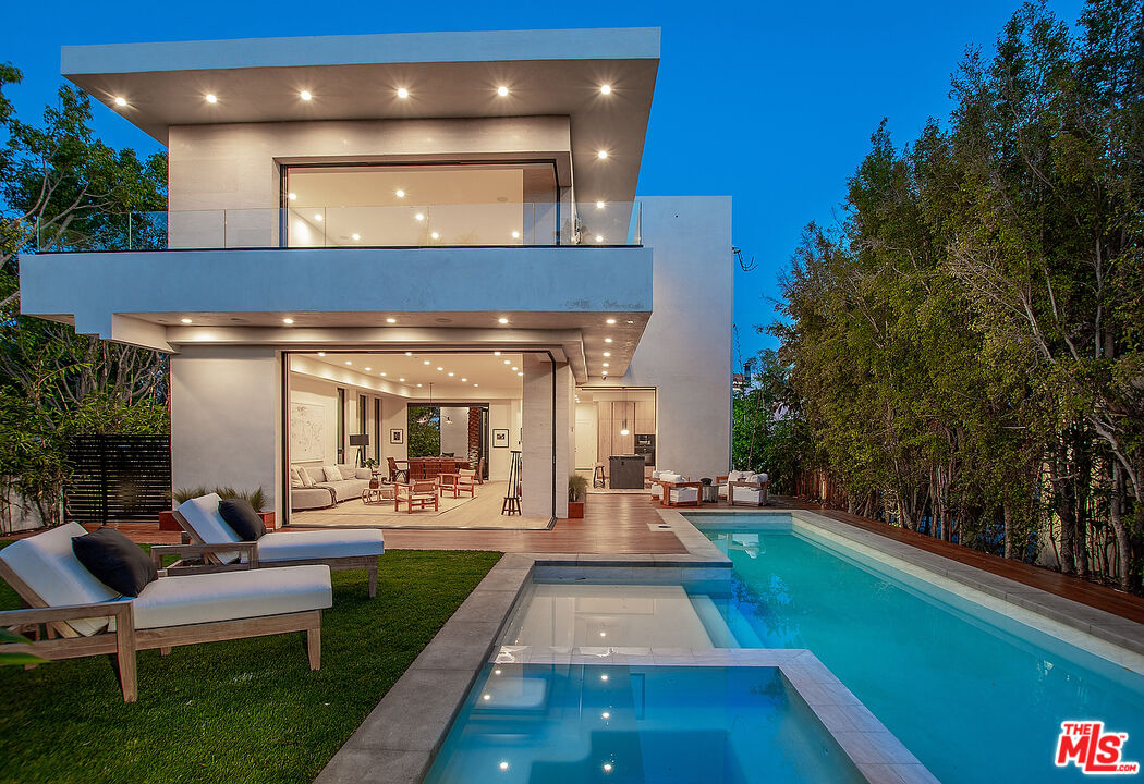 8566 Colgate Avenue Los Angeles, CA 90048 - Photo 20 of 22 a view of an chairs and tables in the patio