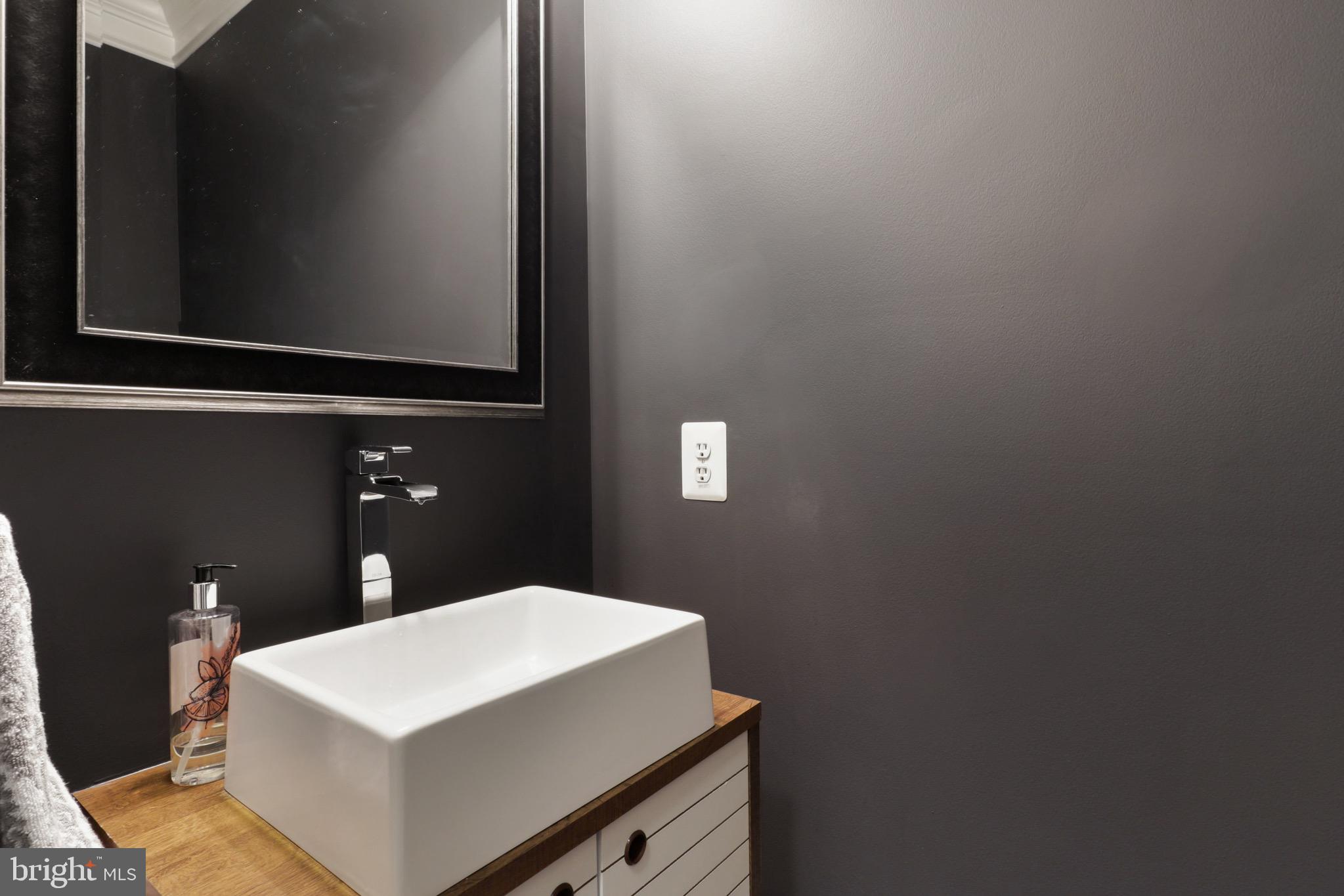 43589 McDowell Square Leesburg, VA 20176 - Photo 22 of 47 Powder Bathroom