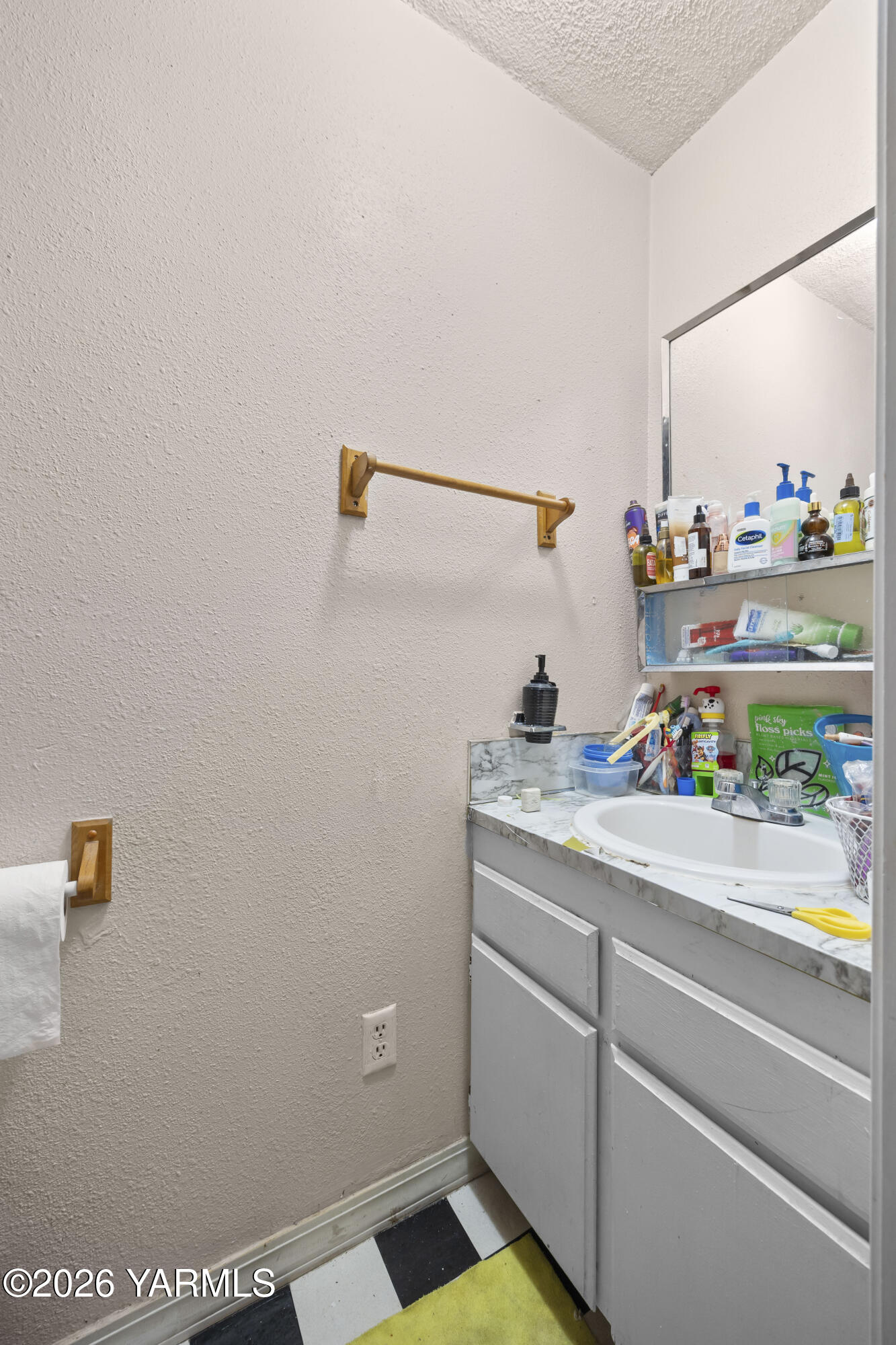 115 East D Street Wapato, WA 98951 - Photo 18 of 28 a utility room with dryer and washer