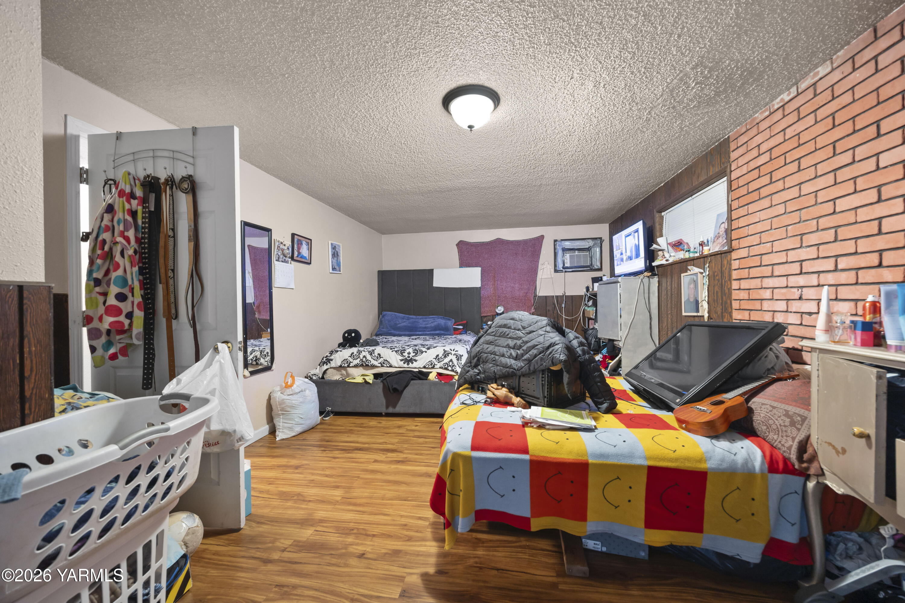 115 East D Street Wapato, WA 98951 - Photo 19 of 28 a living room with patio furniture and a window