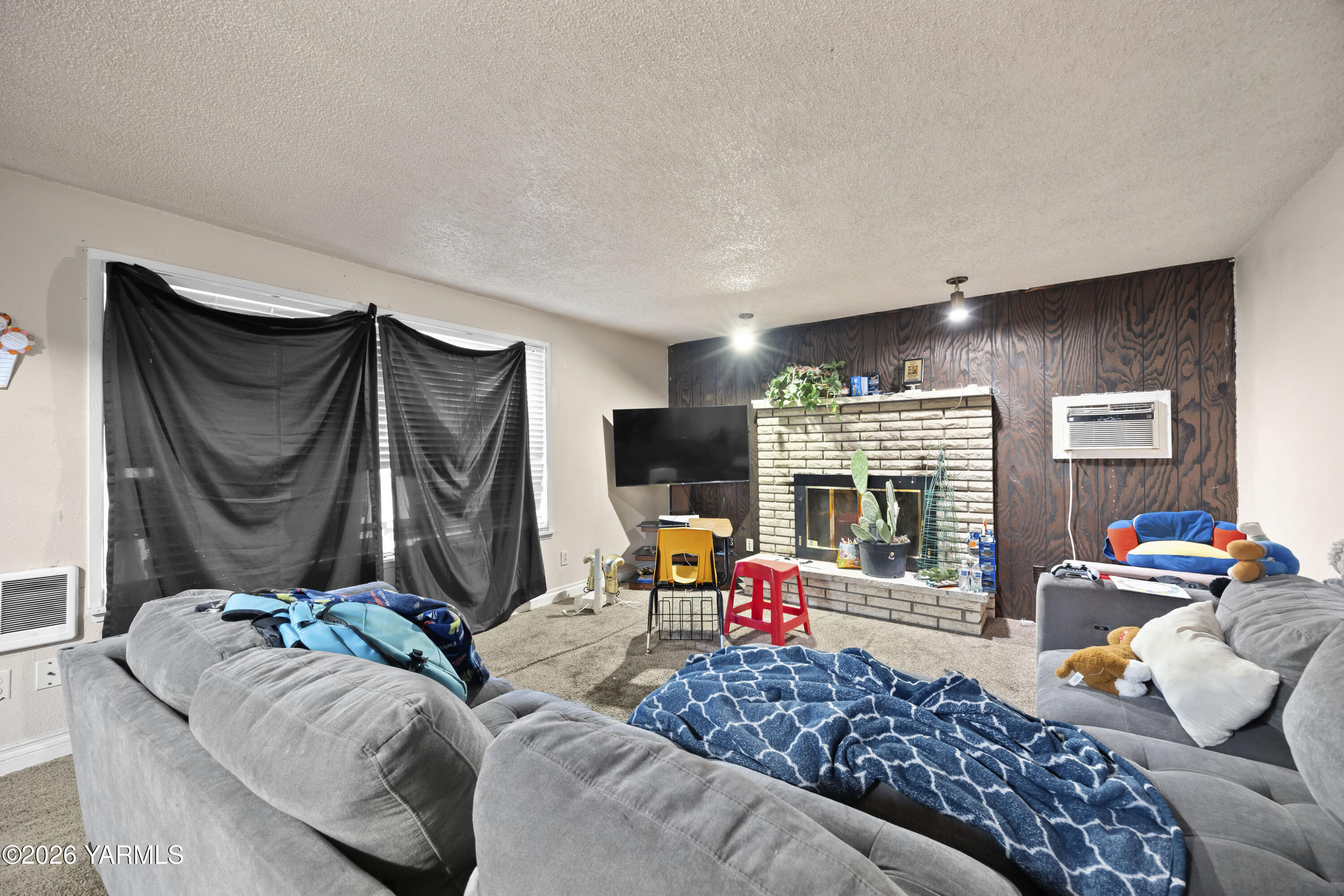 115 East D Street Wapato, WA 98951 - Photo 2 of 28 a bedroom with furniture and a flat screen tv