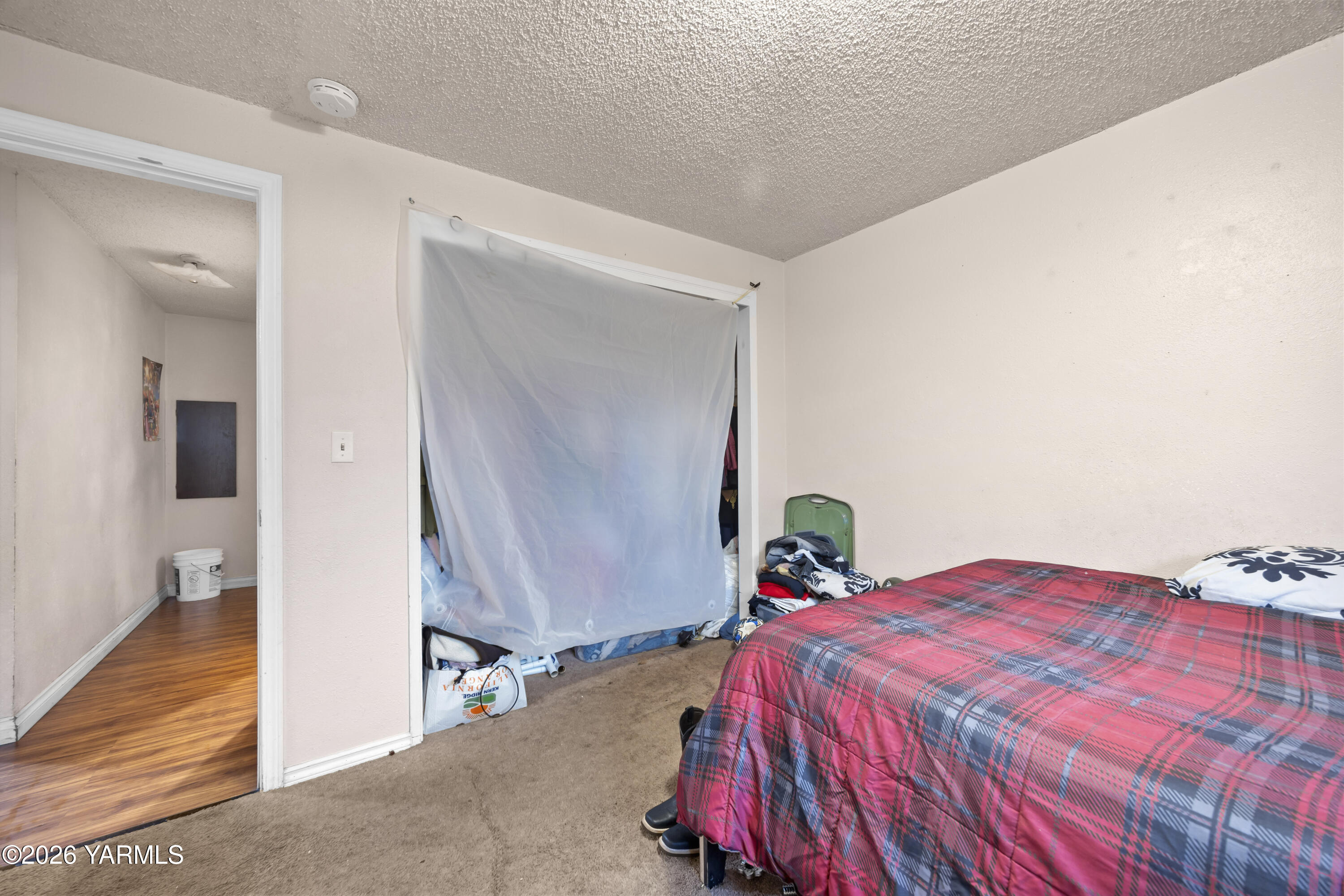 115 East D Street Wapato, WA 98951 - Photo 9 of 28 a bed room with a bed