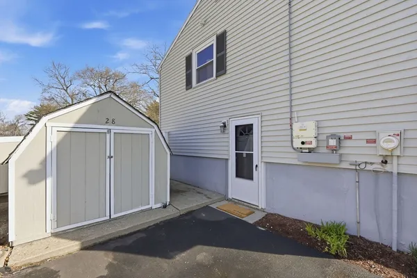 $385,900 | 28 Drumlin Road, Springfield, MA 01108