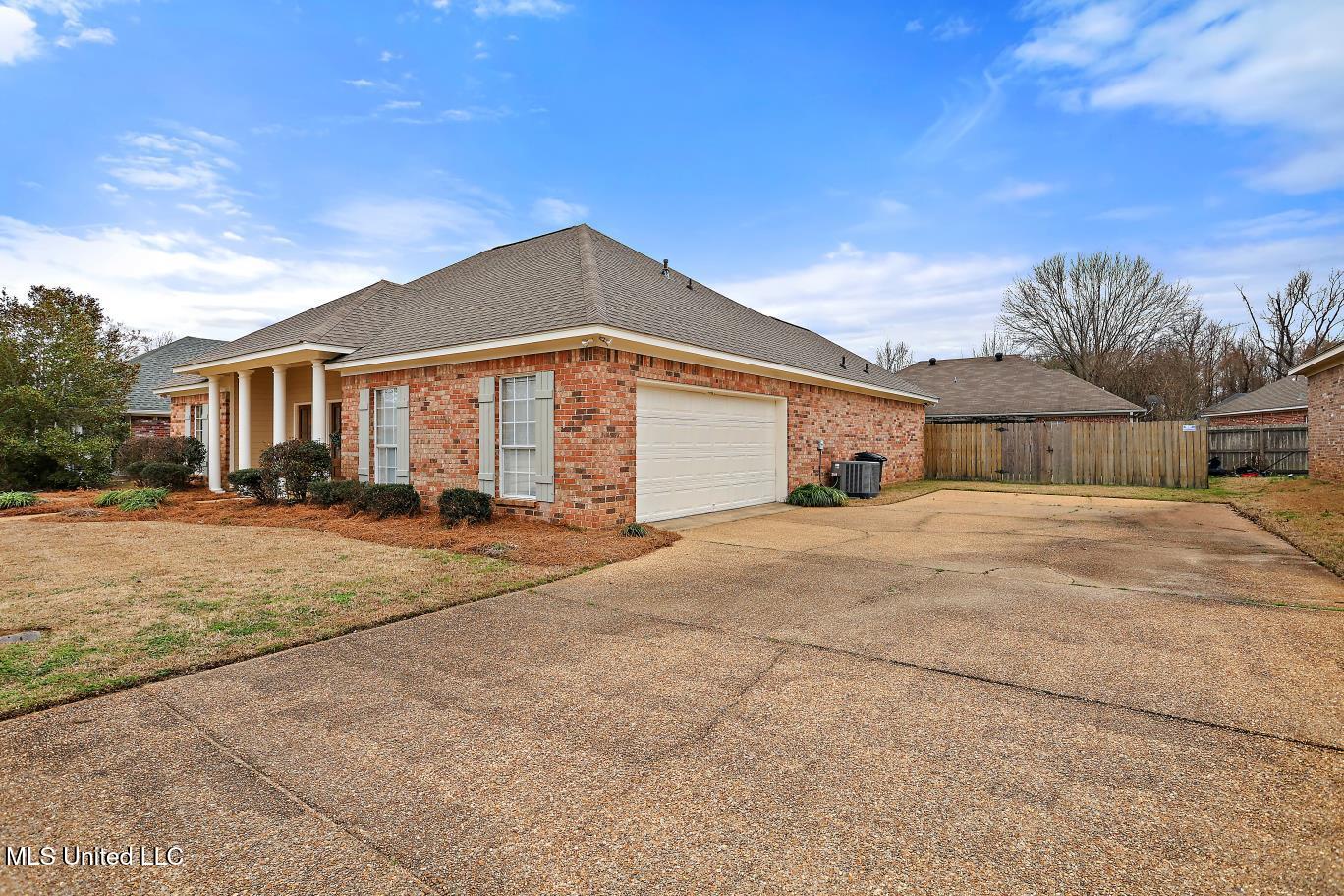 103 Granfield Court Canton, MS 39046 - Photo 4 of 31 IMG_2327